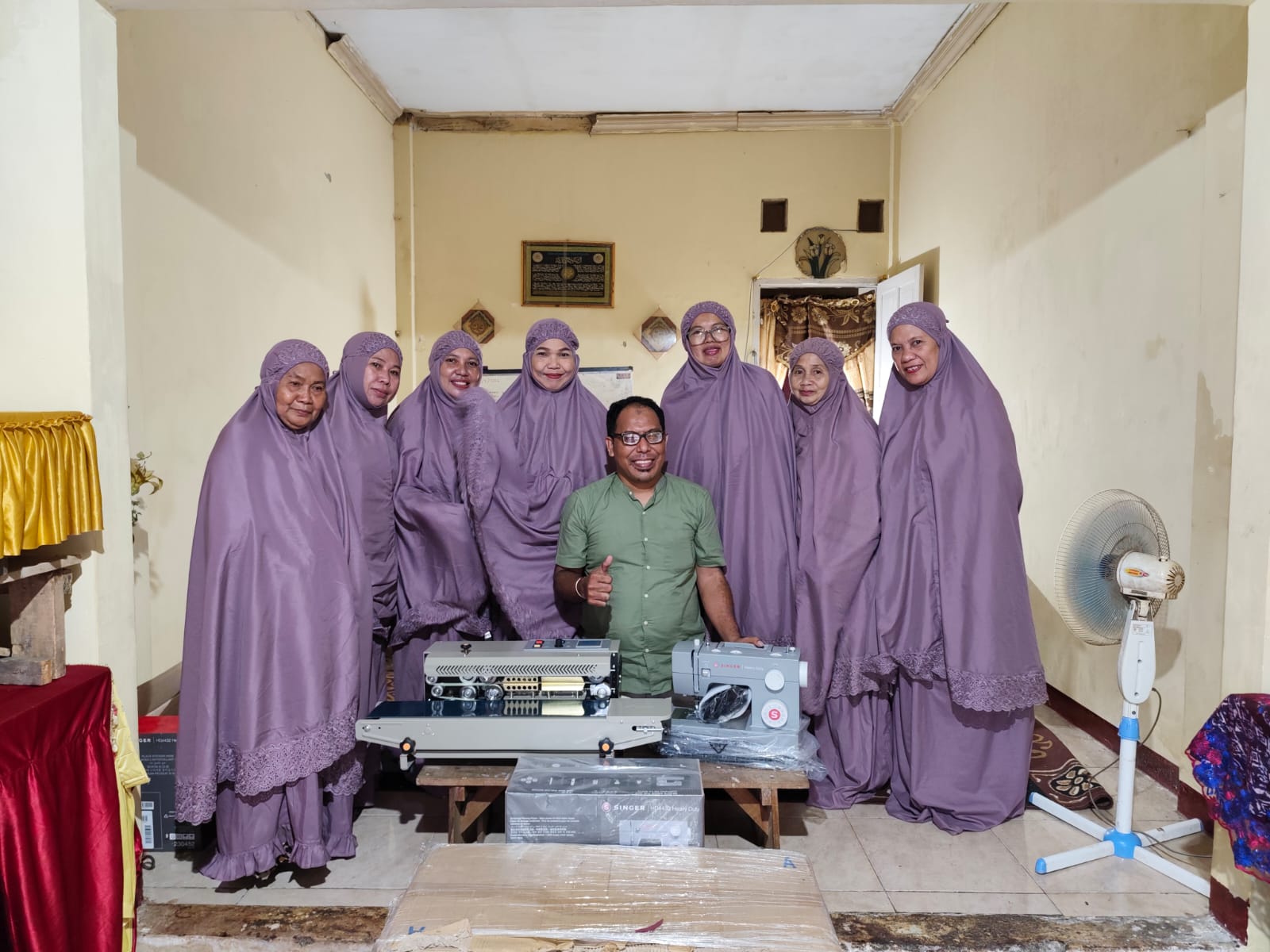 Ibu-Ibu Binaan K-Apel Terima Bantuan Mesin Jahit dan Mesin Press Keripik