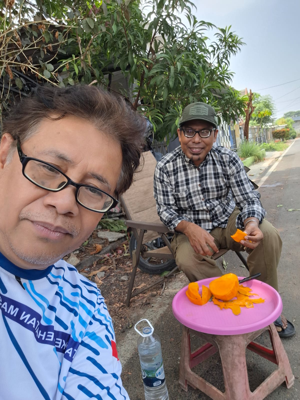 BERSAMA PROR. MARDI NGOPI, MENGUPAS MANGGA DAN MEMETIK MAKNA DARI TANAH PAPUA